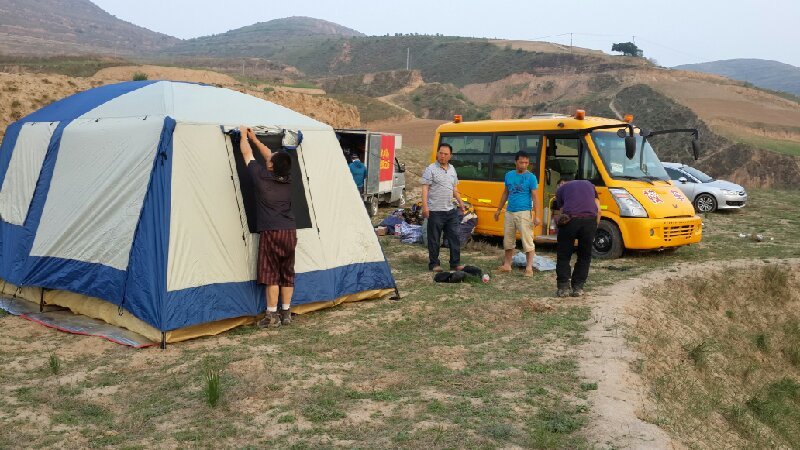 志愿者風(fēng)餐露宿，天作帳，地當(dāng)床